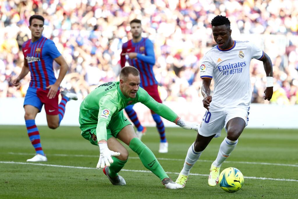 WA 42 Barcelona - Futbalista Realu Madrid Vinicius Junior (vpravo) a brankár Barcelony Marc-André ter Stegen v zápase 10. kola španielskej La Ligy FC Barcelona - Real Madrid v Barcelone v nedeľu 24. októbra 2021. FOTO TASR/AP
Real Madrid's Vinicius Junior, right, tries to score past Barcelona's goalkeeper Marc-Andre ter Stegen during the Spanish La Liga soccer match between FC Barcelona and Real Madrid at the Camp Nou stadium in Barcelona, Spain, Sunday, Oct. 24, 2021. (AP Photo/Joan Monfo