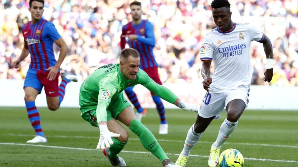 WA 42 Barcelona - Futbalista Realu Madrid Vinicius Junior (vpravo) a brankár Barcelony Marc-André ter Stegen v zápase 10. kola španielskej La Ligy FC Barcelona - Real Madrid v Barcelone v nedeľu 24. októbra 2021. FOTO TASR/AP
Real Madrid's Vinicius Junior, right, tries to score past Barcelona's goalkeeper Marc-Andre ter Stegen during the Spanish La Liga soccer match between FC Barcelona and Real Madrid at the Camp Nou stadium in Barcelona, Spain, Sunday, Oct. 24, 2021. (AP Photo/Joan Monfo
