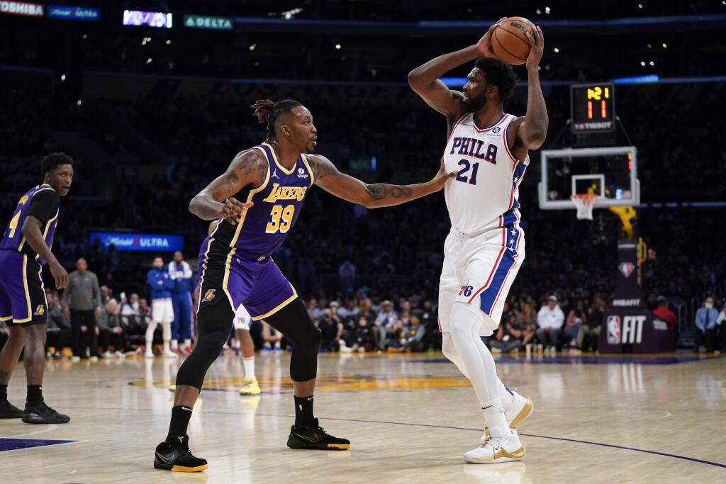 EBE 35 Los Angeles - Na snímke vpravo kameruncký pivot Philadelphie Joel Embiid, vľavo hráč LA Lakers Dwight Howard v zápase basketbalovej NBA Los Angeles Lakers - Philadelphia 76ers (121:126) v noci na 24. marca 2022. FOTO TASR/AP
Los Angeles Lakers center Dwight Howard (39) defends against Philadelphia 76ers center Joel Embiid (21) during the second half of an NBA basketball game in Los Angeles, Wednesday, March 23, 2022. (AP Photo/Ashley Landis)