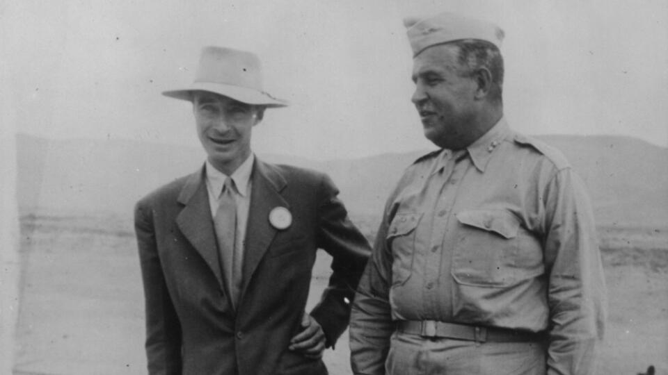 Nukleárny fyzik Julius Robert Oppenheimer (1904 - 1967) a generálmajor Leslie Groves stoja na mieste, na ktorom vybuchla v Los Alamos testovacia atómová bomba. Groves šéfoval projektu zameranom na vývoj nukleárnej zbrane a nechal si zostaviť analýzu toho, koľko bômb by potreboval na zničenie Sovietskeho zväzu.