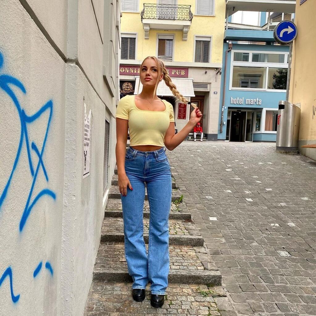 Sexi Ana Maria Markovič sa okrem futbalu živí aj modelingom. Určite sa v ňom nestratí.