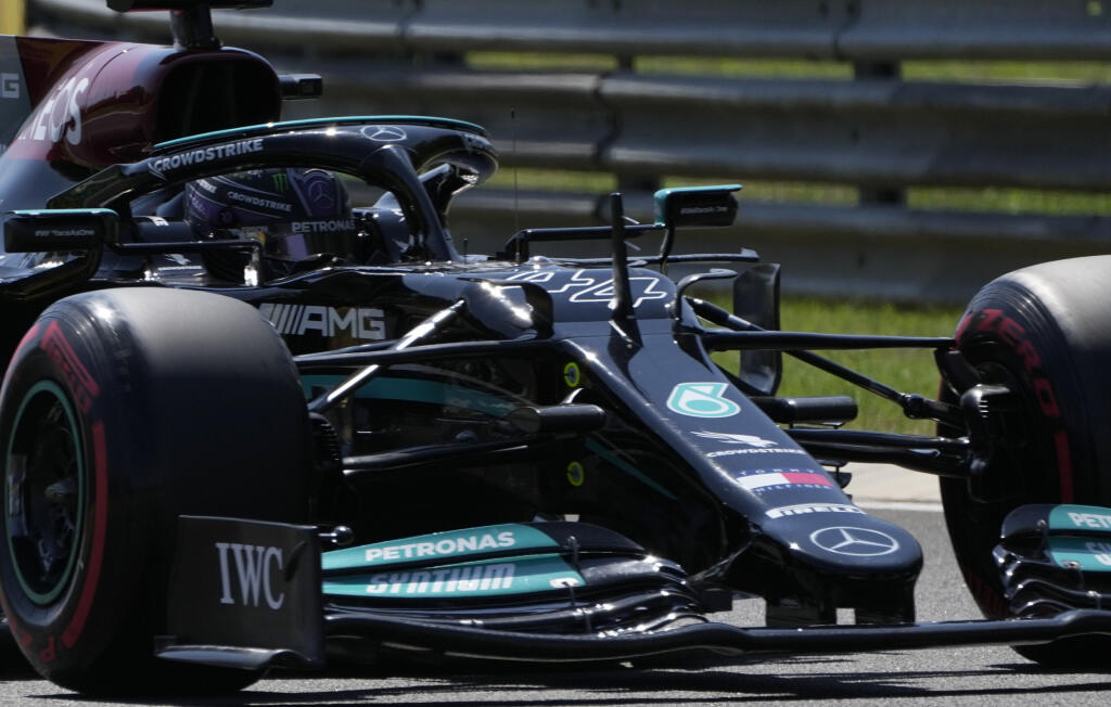 Hamilton po diskvalifikácii Vettela skončil napokon druhý.