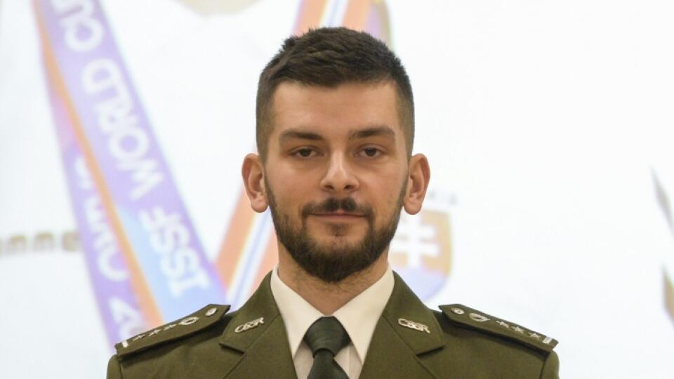 Na snímke slovenský reprezentant vo vzduchovej puške na 10 metrov mužov Partrik Jány si preberá cenu počas slávnostného vyhlásenia výsledkov ankety Strelec roka v stredu 7. decembra 2022 v Bratislave. FOTO TASR - Pavol Zachar
