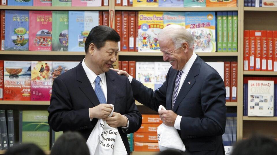 WA 36 archív South Gate - Na archívnej snímke zo 17. novembra 2012 čínsky prezident Si Ťin-pching (vľavo) a americký viceprezident Joe Biden držia tričká, ktoré im darovali študenti počas stretnutia v kalifornskom South Gate. Očakáva sa, že čínsky prezident Si Ťin-pching využije svoje prvé virtuálne stretnutie s americkým prezidentom Joeom Bidenom na to, aby Spojené štáty varoval pred miešaním sa do otázky budúcnosti Taiwanu. Tvrdia to pondelkové úvodníky čínskych štátnych médií. Správu priniesl