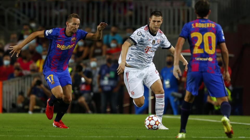 WA 37 Barcelona - Futbalista Bayernu Mníchov Niklas Süle (uprostred) a hráč Barcelony Luuk de Jong (vľavo) bojujú o loptu v zápase 1. kola E-skupiny Ligy majstrov FC Barcelona - Bayern Mníchov v Barcelone 14. septembra 2021. FOTO TASR/AP
Bayern's Niklas Suele fights for the ball against Barcelona's Luuk de Jong during a Champions League group E soccer match between F.C. Barcelona and Bayern at Camp Nou stadium in Barcelona, Spain, Tuesday, Sept. 14, 2021. (AP Photo/Joan Monfort)