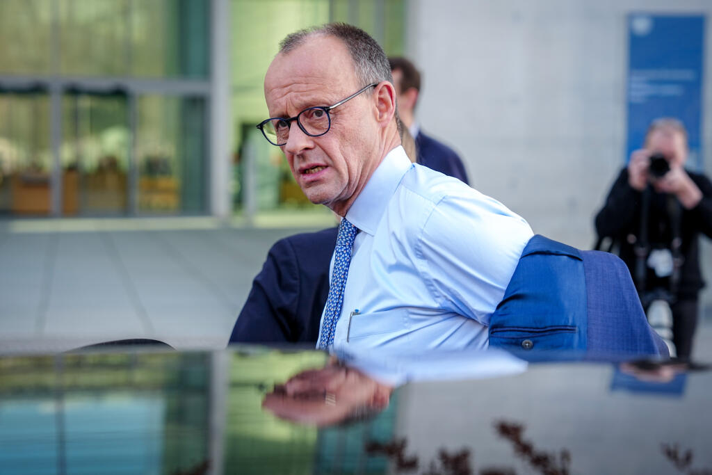 WA 69 Berlín - Líder kresťanskodemokratickej únie (CDU/CSU) a pravdepodobný nadchádzajúci nemecký kancelár Friedrich Merz nastupuje do limuzíny po tlačovej konferencii v Berlín v sobotu 8. marca 2025. Nemecko sa potrebuje porozprávať s Francúzskom a Veľkou Britániou o spoločnom posilnení európskeho jadrového odstrašovania, uviedol v nedeľu  Merz. FOTO TASR/DPA 

08.03.2025, Berlin: Friedrich Merz, Unions-Kanzlerkandidat und CDU-Bundesvorsitzender, steigt nach einer Pressekonferenz nach den Sondi