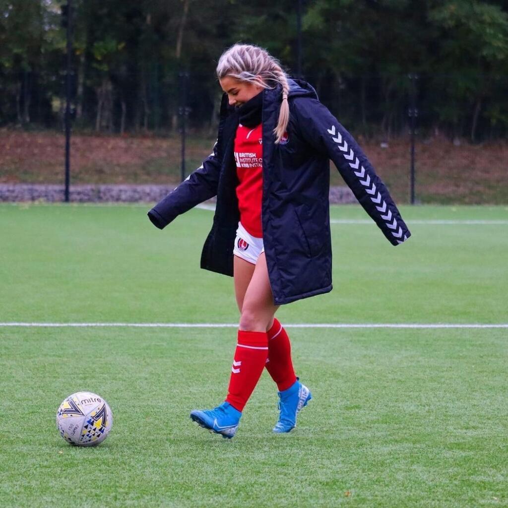 Sexi futbalistka dostala po svojom priestupku okamžitého padáka.