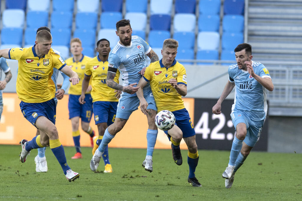 Na snímke sprava Alen Ožbolt (Slovan), András Schäfer (DAC), Erik Daniel (Slovan) a Danylo Beskorovajnyj (DAC) počas 22. kola Fortuna ligy ŠK Slovan Bratislava – FC DAC 1904 Dunajská Streda 6. marca 2021 v Bratislave. FOTO TASR - Pavel Neubauer