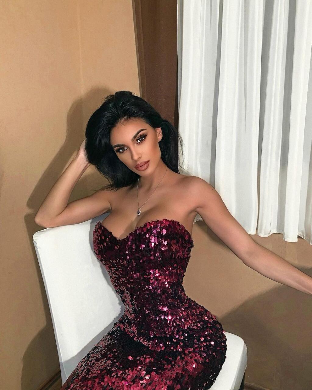 Sexi Angiela Šimačová sa rada chváli svojimi prsiami aj guľatým zadočkom.