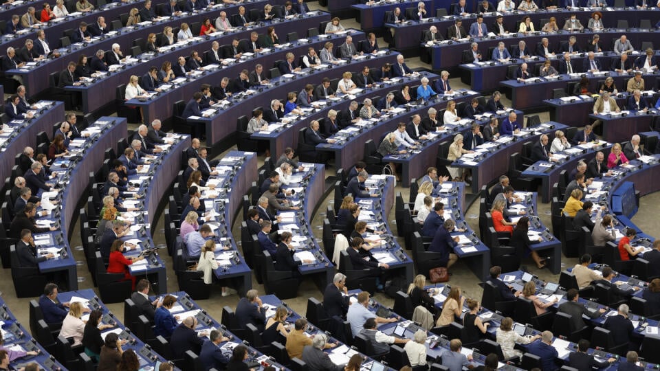 WA 12 Štrasburg - Europoslanci hlasujú o klimatických zmenách počas zasadnutia Európskeho parlamentu v Štrasburgu v utorok 13. septembra 2022. FOTO TASR/AP
European lawmakers vote on climate change issues at the European Parliament in Strasbourg, eastern France, Tuesday, Sept. 13, 2022. (AP Photo/Jean-Francois Badias)