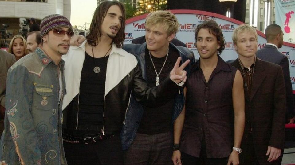 The Backstreet Boys pose at the MTV Video Music Awards in New York at the Metropolitan Opera House Thursday, Sept. 6, 2001. (AP Photo/Suzanne Plunkett) YL22 New York - Èlenkovia skupiny Backstreet Boys pózujú fotoreportérom na 2001 MTV Video Music Awards 6. septembra 2001 v newyorskej metropolite Opera House. TASR/AP