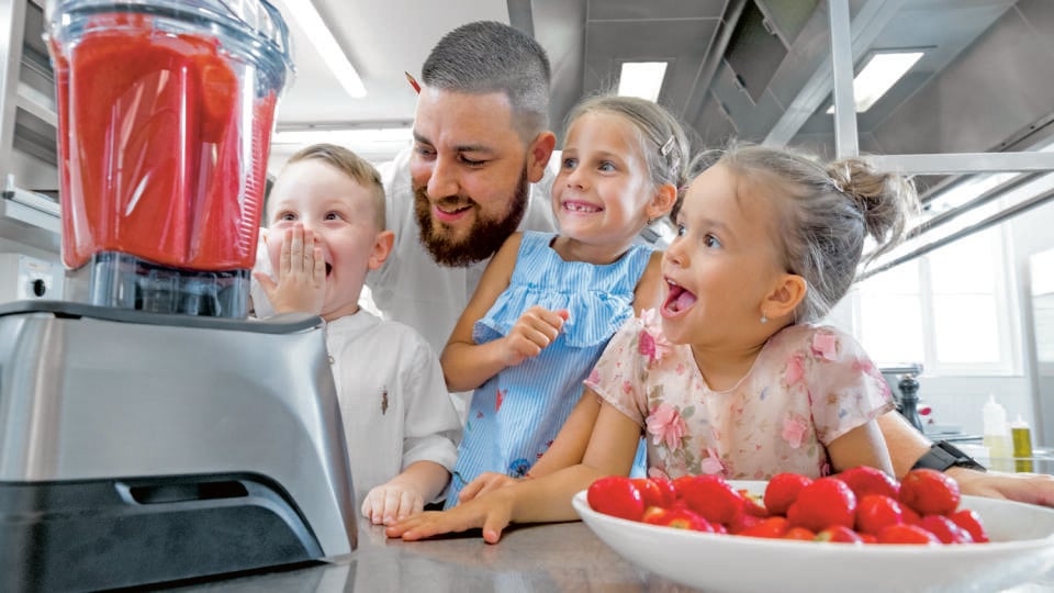 Šéfkuchár Martin Novák, Zarka, Larka a Markus pri príprave skvelej jahodovej polievky. Máme recept!