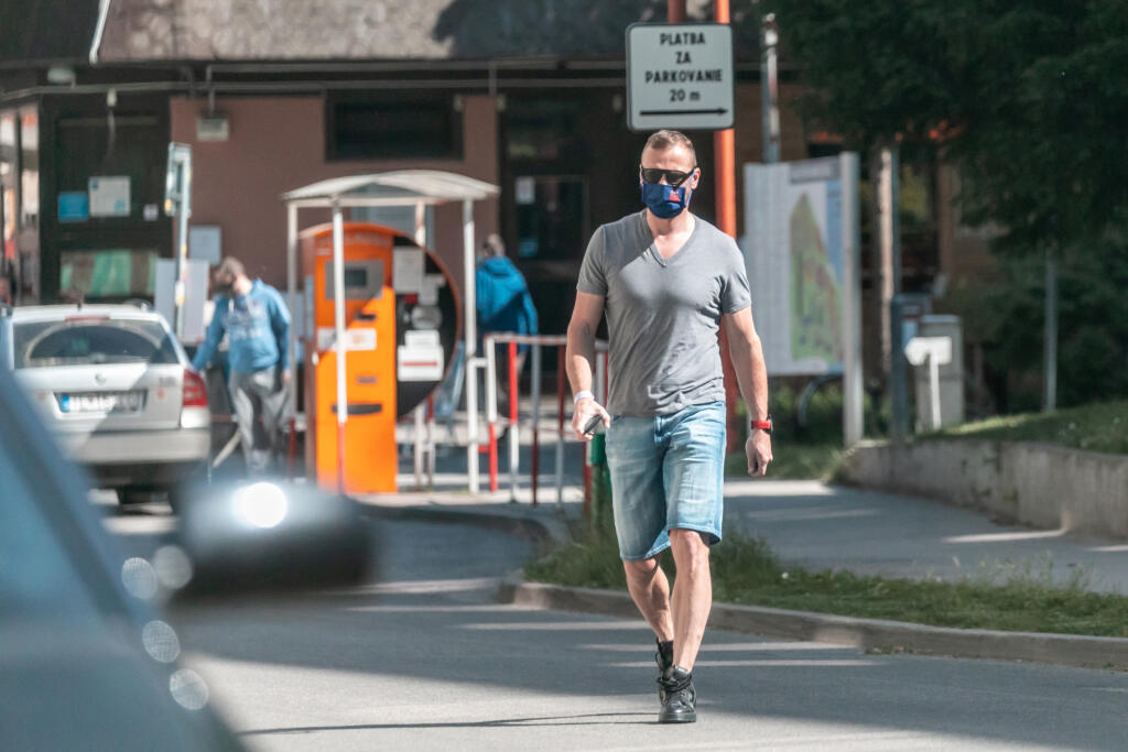 Na snímke Marián Gáborík ako prišiel domov, presadol do mercedesu a následne išiel do nemocnice v Trenčíne, kde rodila jeho manželka.