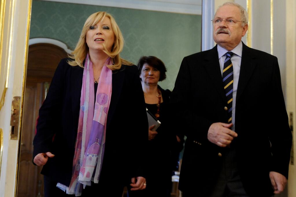 Iveta Radičová a Ivan Gašparovič sa spolu stretli v prezidentskom dueli v roku 2009. Radičová prehrala, o rok na to sa však stala prvou slovenskou ženou v čele vlády. Dnes vedie diskusie o programe strany Andreja Kisku a venuje sa svojej kariére profesorky. Návrat do politiky odmieta.