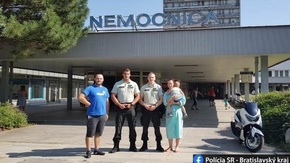 Polícia odprevadila tehotnú ženu do nemocnice.