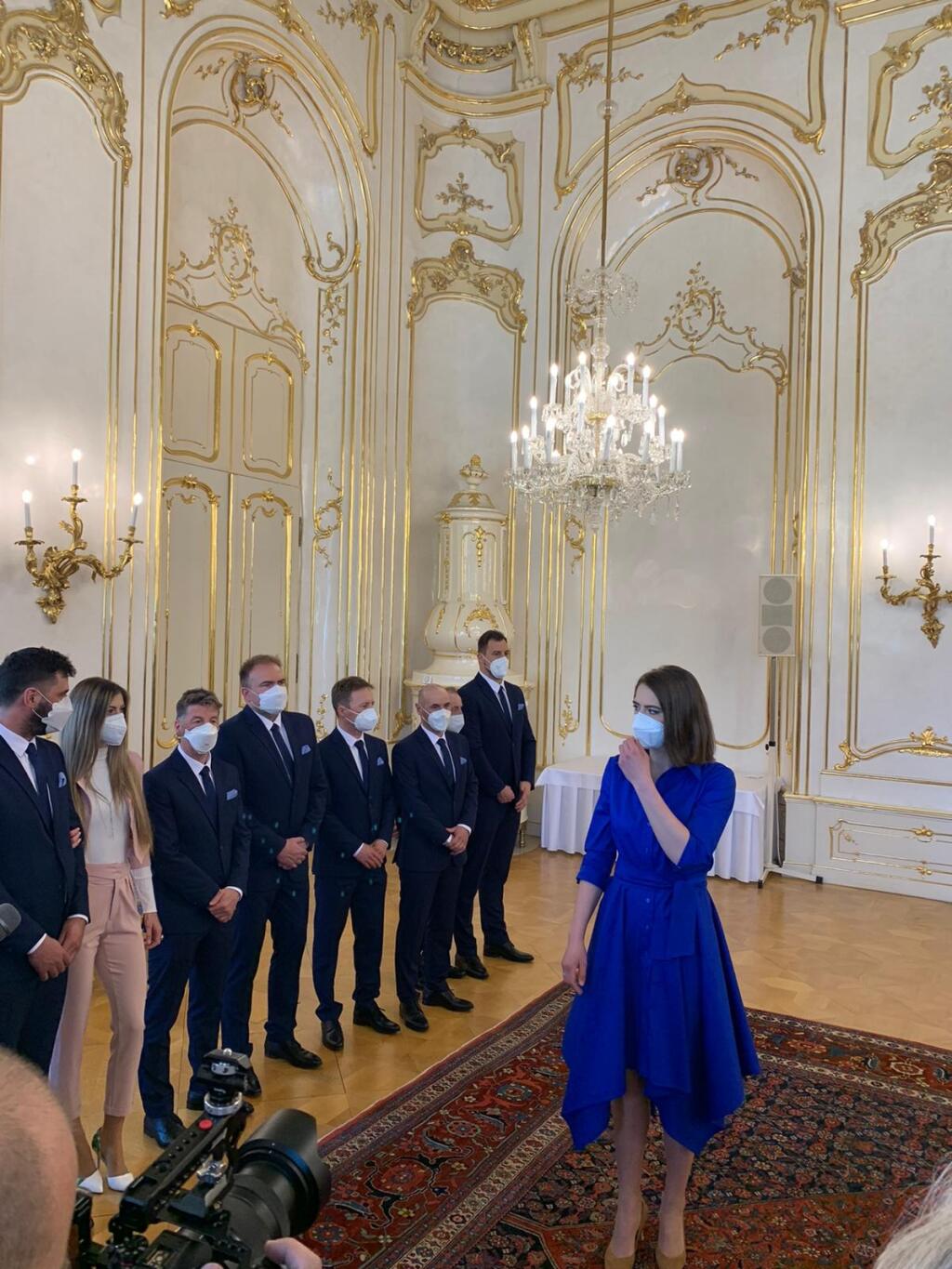 Lyžiarka Petra Vlhová spolu s tímom u prezidentky Zuzany Čaputovej.