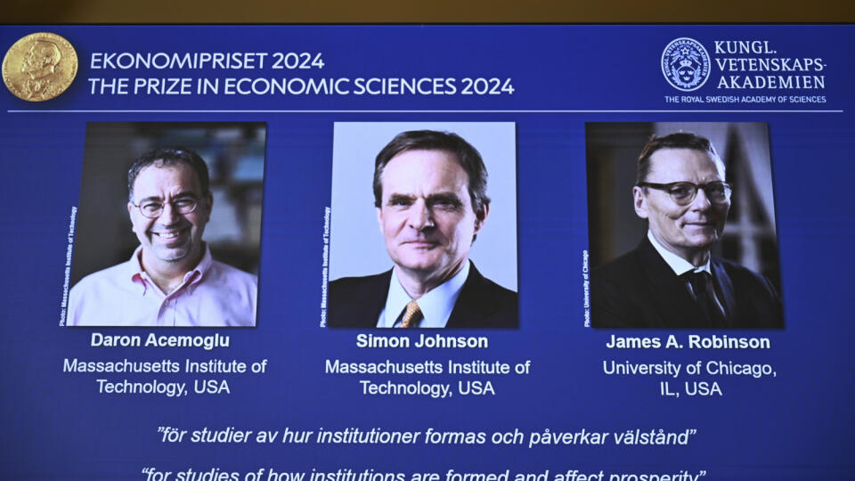 WA 34 Štokholm - Na veľkoplošnej obrazovke sú ekonómovia zľava Daron Acemoglu, Simon Johnson a James Robinson, ktorým udelili Nobelovu cenu za ekonómiu za rok 2024 za výskum nerovnosti bohatstva štátov v Štokholme 14. októbra 2024. FOTO TASR/AP
The Nobel memorial prize in economics awarded to Daron Acemoglu, Simon Johnson and James A Robinson, seen on screen, during a press meeting at the Royal Swedish Academy of Sciences in Stockholm, Sweden, Monday Oct. 14, 2024. (Christine Olsson/TT News