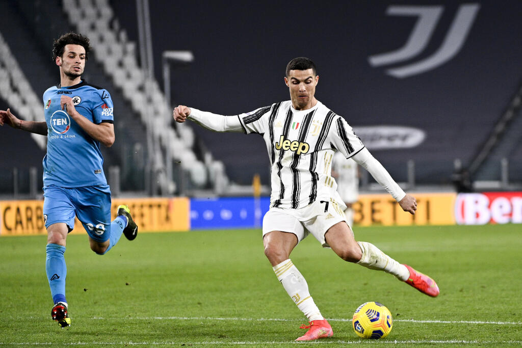 EBE 13 Turím - Na snímke vpravo portugalský útočník Juventusu Cristiano Ronaldo strieľa tretí gól v 89. minúte v zápase 25. kola talianskej Serie A vo futbale Juventus Turín – Spezia Calcio (3:0) v utorok 2. marca 2021. FOTO TASR/AP
Juventus' Cristiano Ronaldo, right, scores a goal during the Serie A soccer match between Juventus and Spezia, at the Turin Allianz Stadium, Italy, Tuesday, March 2, 2021. (Marco Alpozzi/LaPresse via AP)