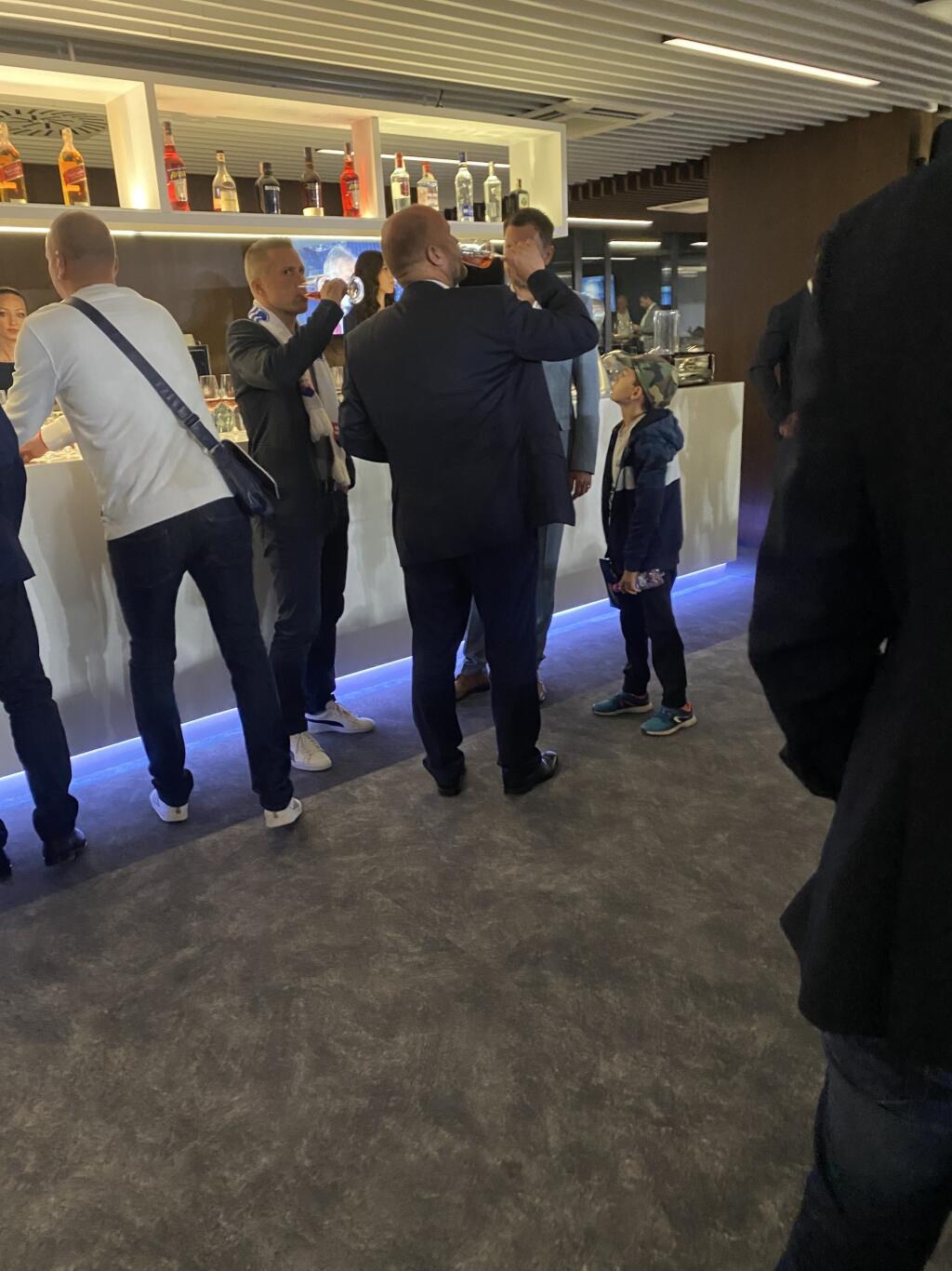 Minister obrany si doprial vo VIP aj pohár vína.