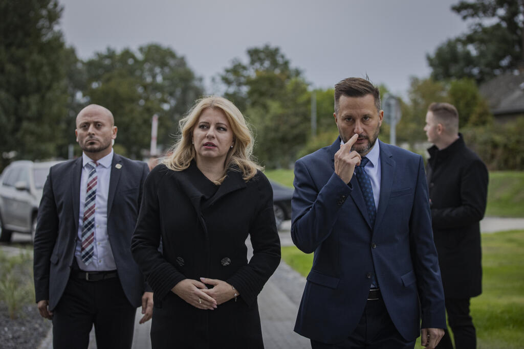 Prezidentka Slovenskej republiky Zuzana Čaputová sa zúčastnila na otvorení zrekonštruovaného Pamätníka obetiam extrémizmu od autorov Pavla Brnu a Pavla Dubinu. Na snímke Zuzana Čaputová a primátor Bratislavy Matúš Vallo.