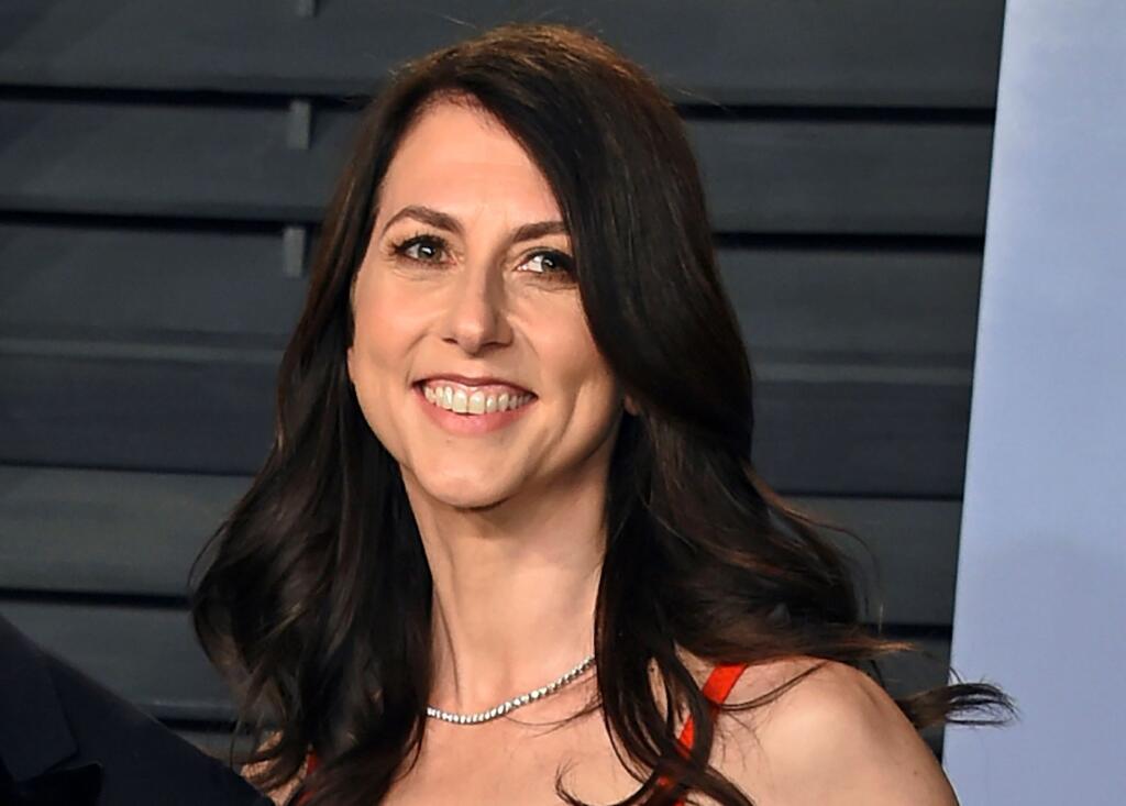 Na archívnej snímke zo 4. marca 2018 MacKenzie Bezosová, vtedajšia manželka zakladateľa Amazonu Jeffa Bezosa, prichádza na Vanity Fair Oscar Party v rámci  udeľovania cien Americkej filmovej akadémie v kalifornskom Beverly Hills. MacKenzie Scottová, bývalá manželka Jeffa Bezosa, sa opäť vydala. Jedna z najbohatších žien na svete si zobrala učiteľa Dana Jewetta. FOTO TASR/AP