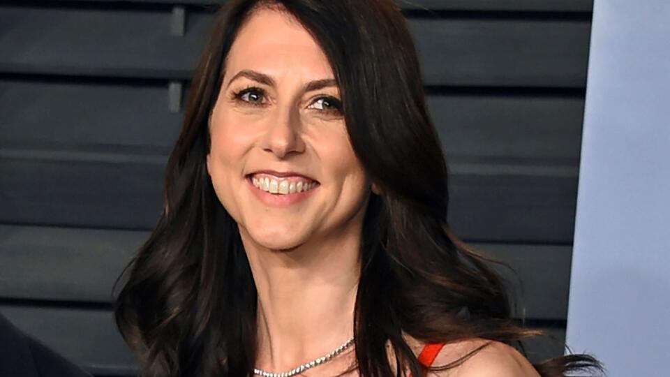 Na archívnej snímke zo 4. marca 2018 MacKenzie Bezosová, vtedajšia manželka zakladateľa Amazonu Jeffa Bezosa, prichádza na Vanity Fair Oscar Party v rámci udeľovania cien Americkej filmovej akadémie v kalifornskom Beverly Hills. MacKenzie Scottová, bývalá manželka Jeffa Bezosa, sa opäť vydala. Jedna z najbohatších žien na svete si zobrala učiteľa Dana Jewetta. FOTO TASR/AP