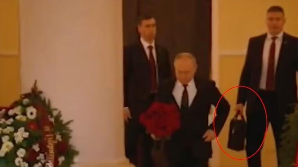 Ruský prezident Vladimir Putin si v piatok uctil pamiatku ultranacionalistického politika Vladimira Žirinovského, ktorý tento týždeň zomrel vo veku 75 rokov. Zobral však so sebou