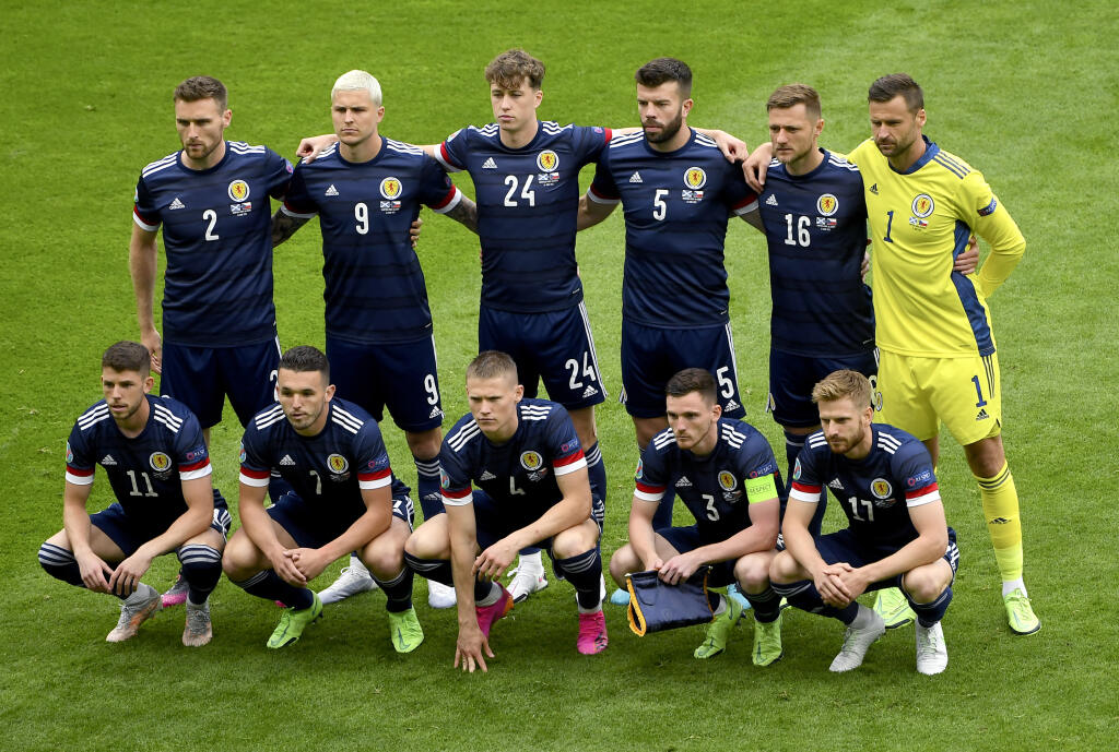 KK32 Glasgow - Škótski futbalisti pózujú pred zápasom základnej D-skupiny Škótsko - Česká republika na ME vo futbale 14. júna 2021 v Glasgowe. FOTO TASR/AP
Scotland's players line up prior to the Euro 2020 soccer championship group D match between Scotland and Czech Republic at Hampden Park stadium in Glasgow, Monday, June 14, 2021. (AP Photo/Andy Buchanan, Pool)