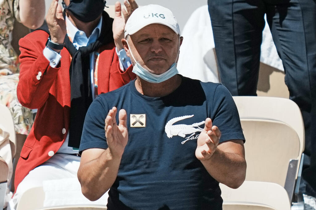WA 62 Paríž - Marián Vajda, tréner srbského tenistu Novaka Djokoviča, tlieska počas finále mužskej dvojhry medzi jeho zverencom a Grékom Stefanosom Tsitsipasom na grandslamovom turnaji Roland Garros v Paríži 13. júna 2021. FOTO TASR/AP
Serbia's Novak Djokovic's coach Marian Vajda applauds as Djokovic plays Stefanos Tsitsipas of Greece during their final match of the French Open tennis tournament at the Roland Garros stadium Sunday, June 13, 2021 in Paris. (AP Photo/Thibault Camus)