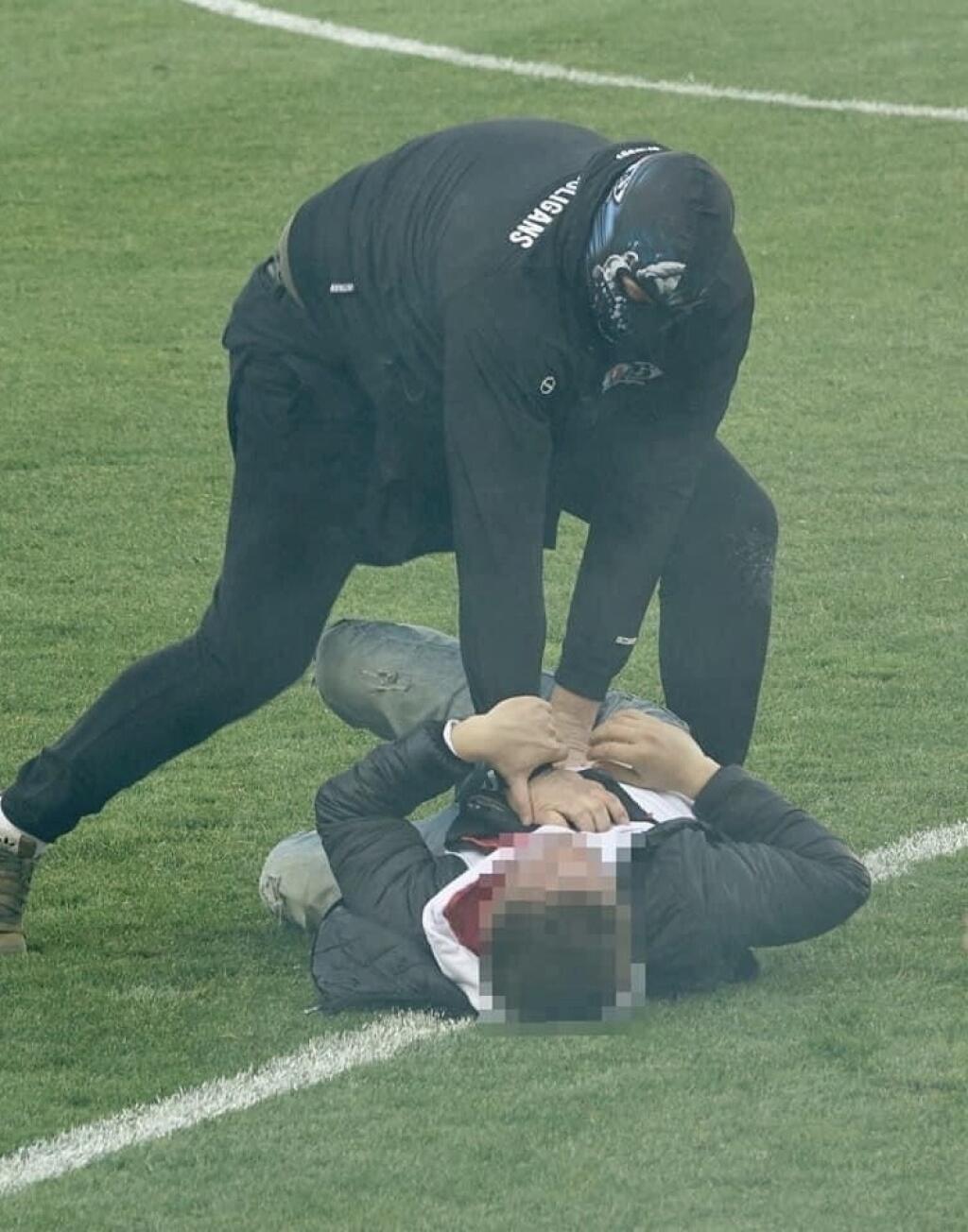 Vyčíňanie výtržníkov ukončil až zásah polície.