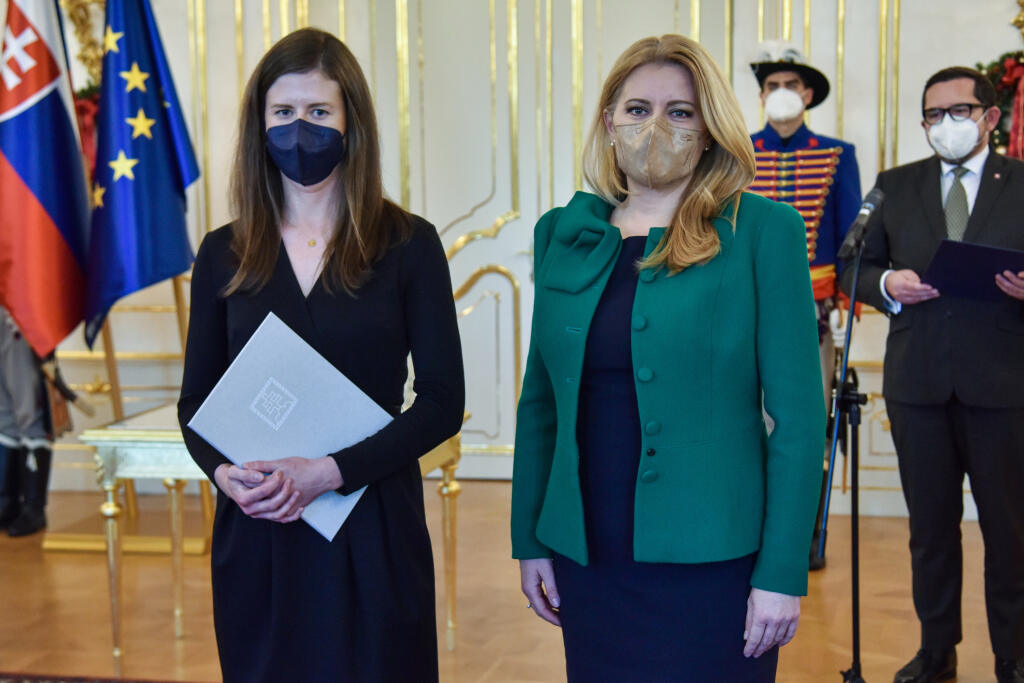 Na snímke vpravo prezidentka SR Zuzana Čaputová a vľavo sudkyňa Okresného súdu Bratislava I Daniela Uhríková počas vymenovania sudcov do všeobecných súdov bez časového obmedzenia 7. decembra 2021 v Bratislave. FOTO TASR - Pavol Zachar