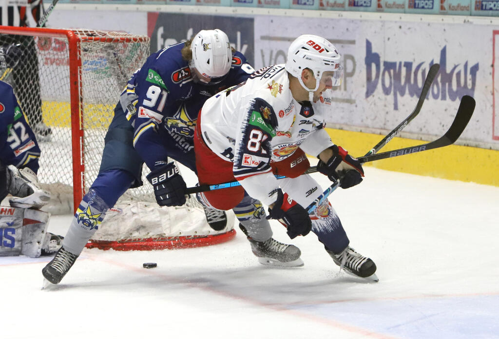 Na snímke zľava Robert Džugan (Spišská Nová Ves) a Karol Csányi (Zvolen) počas 1. kola Tipos extraligy HKM Zvolen – HK Spišská Nová Ves vo Zvolene 24. septembra 2021. FOTO TASR - Ján Krošlák