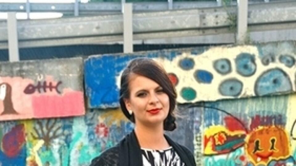 Dokonalá
kombinácia
moderných
geometrických
tvarov a voľných
strihov
okorenená
výrazným mejkapom
z vás
urobí flamenco
tanečnicu
z Andalúzie.
Viva la fiesta!