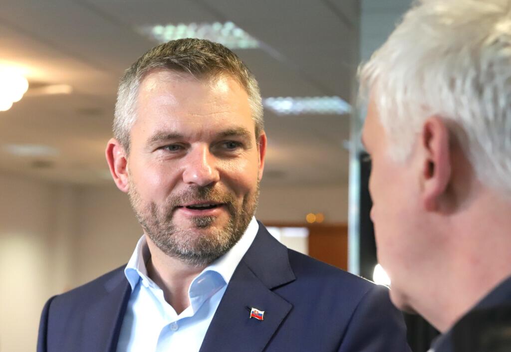 Na snímke podpredseda Národnej rady SR Peter Pellegrini (vľavo) počas tlačovej konferencie 10. júna 2020 v Banskej Bystrici. Peter Pellegrini končí v strane Smer-SD. Viac s ňou nespája svoju politickú budúcnosť, vzdáva sa funkcie jej podpredsedu a značku Smer-SD podľa vlastných slov necháva 
