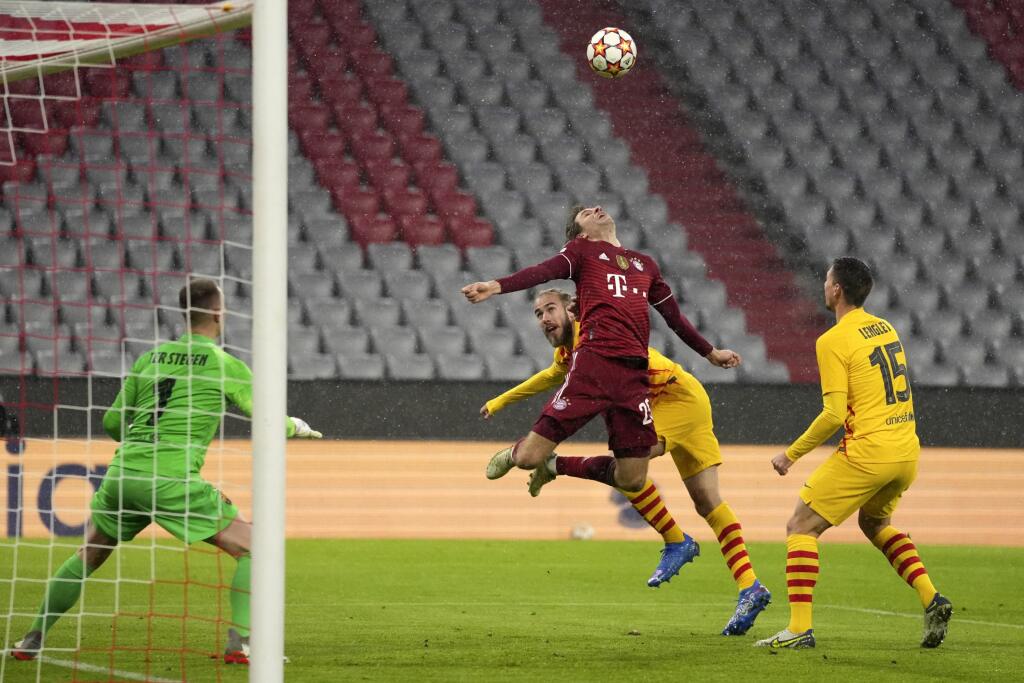 Hráč Bayernu Thomas Müller hlavičkuje na úvodný gól v zápase E-skupiny Ligy majstrov Bayern Mníchov - FC Barcelona v Mníchove 8. decembra 2021. FOTO TASR/AP