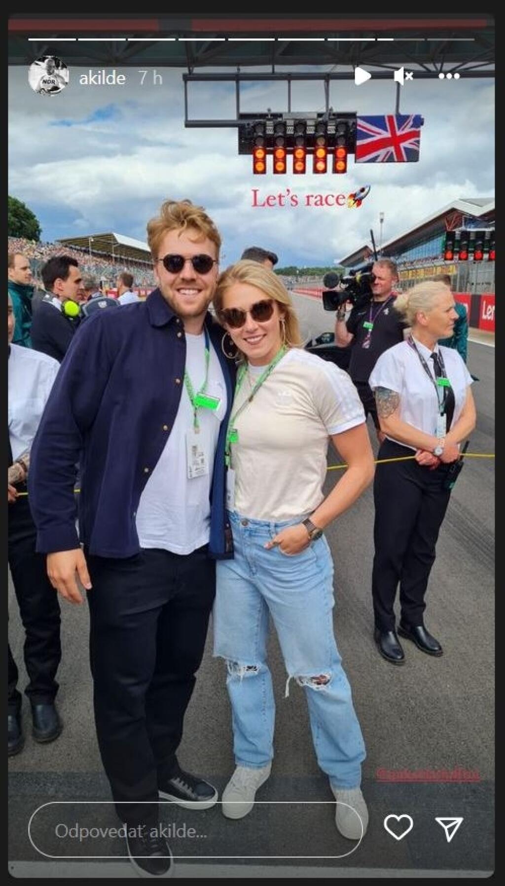 Teraz patria medzi najkrajšie páry na svete, vo svojich kariérach sa podporujú a užívajú si spolu každú chvíľku. V lete navštívili preteky F1, odkiaľ uverejnili viacero záberov.