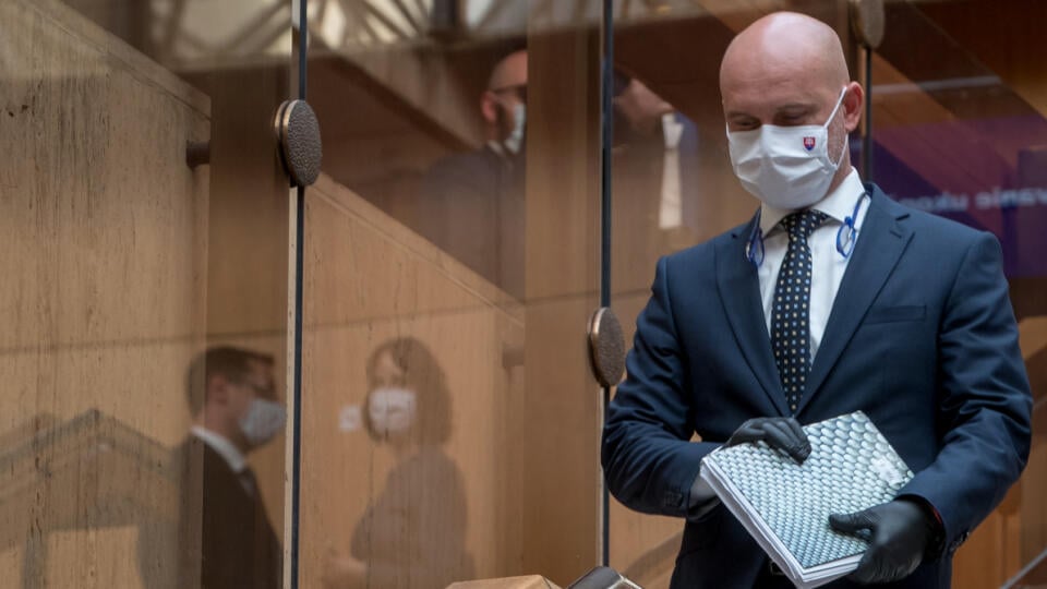 Na snímke je minister školstva Branislav Gröhling po zasadnutí vlády.