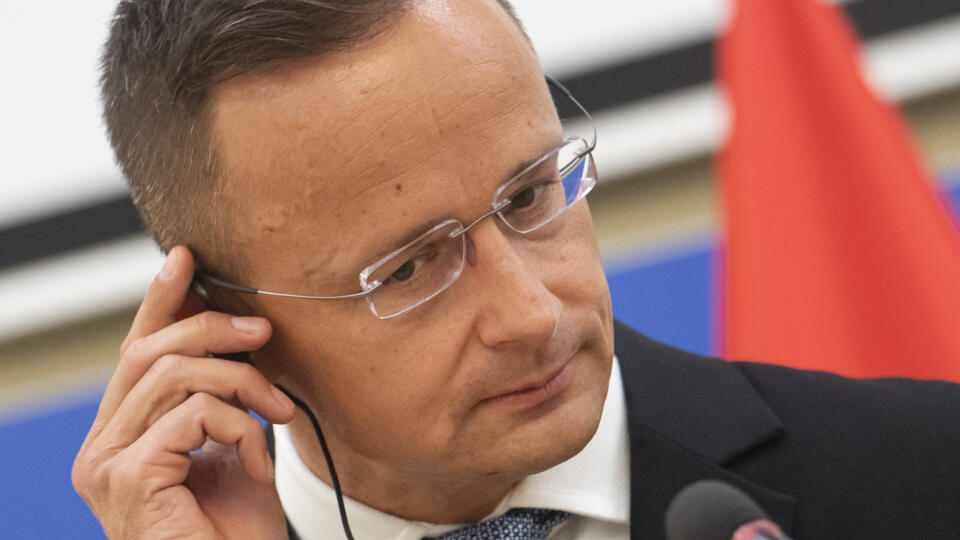 Minister zahraničných vecí a európskych záležitostí SR Ivan Korčok (vpravo) prijal svojho maďarského rezortného partnera Petra Szijjártóa v utorok 5. októbra 2021 v Bratislave. Ministri prerokovali aktuálne otázky bilaterálnej spolupráce. Na snímke minster zahraničných vecí Maďarska Peter Szijjártó počas tlačovej konferencie. FOTO TASR - Martin Baumann