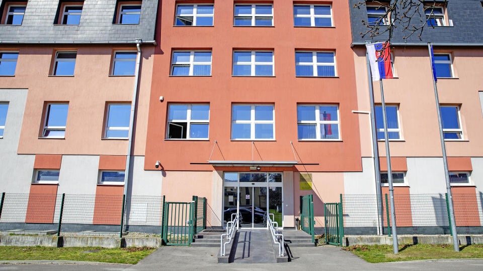 Špecializovaný trestný súd a Úrad špeciálnej prokuratúry v Pezinku.