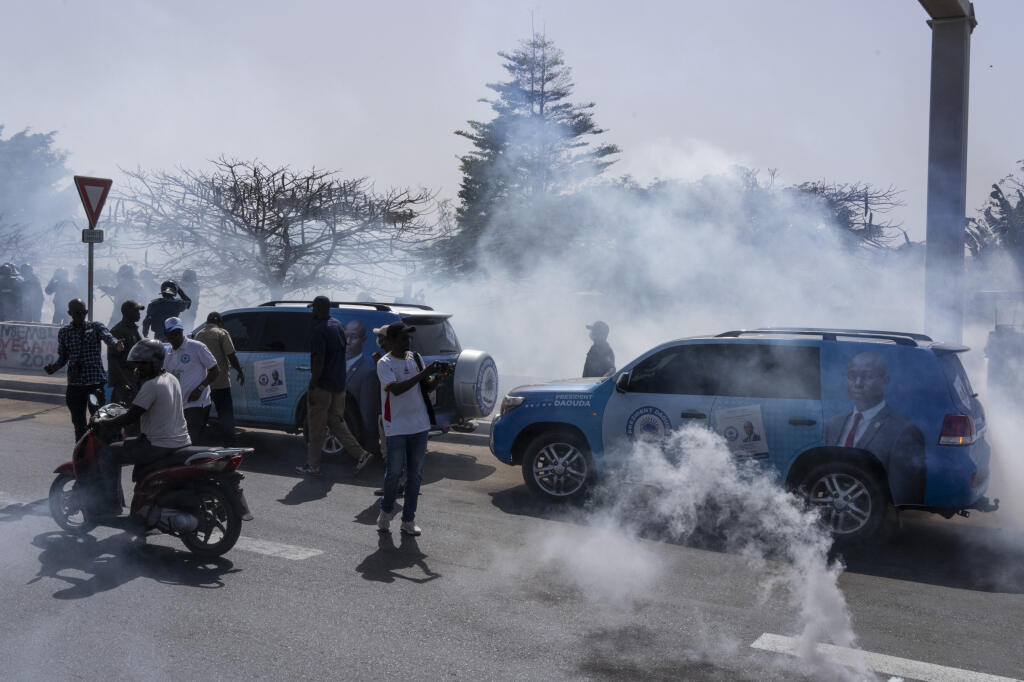 WA 52 Dakar - Senegalská polícia používa slzotvorný plyn na stovky stúpencov opozície, ktorí sa zišli na výzvu opozície, aby vyjadrili nesúhlas s  odkladom prezidentských volieb v hlavnom meste Dakar v nedeľu 4. februára 2024. Prezidentské voľby sa v Senegale mali konať 25. februára. Ich  odloženie na neurčito prezident Macky Sall oznámil v sobotu - len niekoľko hodín pred začiatkom oficiálnej predvolebnej kampane. Znepokojenie v súvislosti s odkladom vyjadrili Francúzsko, USA i EÚ, ktoré zhodne