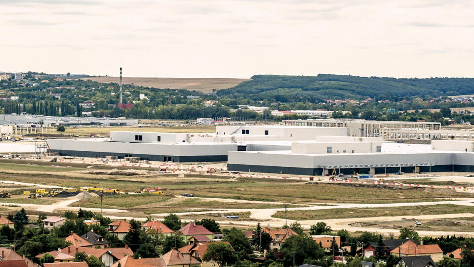 Pohĺad na vżstavbu zŠvodu Jaguar Land Rover v Nitre v Priemyselnom parku Nitra - Sever, Dolnť Hony. Dolnť Hony, 2. september 2017. Foto: SITA/Martin Havran