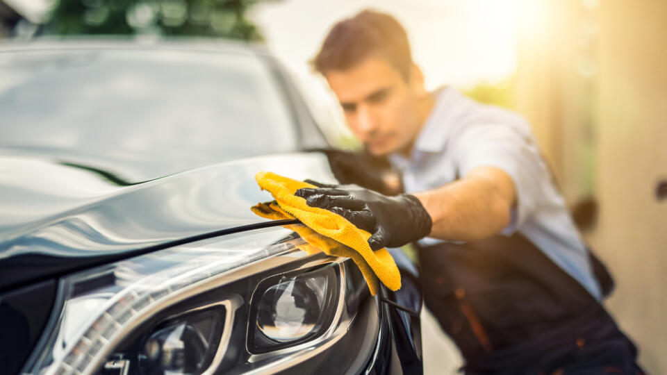 Car,Detailing,-,The,Man,Holds,The,Microfiber,In,Hand