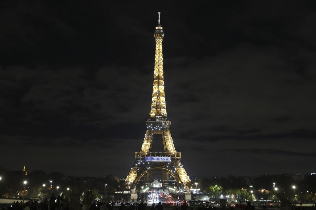 WA 38 Paríž - Logo UNESCO sa nachádza na vysvietenej Eiffelovej veži pri príležitosti 75. výročia  založenia tejto medzinárodnej organizácie v Paríži v piatok 12. novembra 2021. FOTO TASR/AP

 
The Eiffel Tower bears the UNESCO logo to celebrate the 75th anniversary of the United Nations Educational, Scientific and Cultural Organization (UNESCO), in Paris ,Friday Nov. 12, 2021. (AP Photo/Adrienne Surprenant)