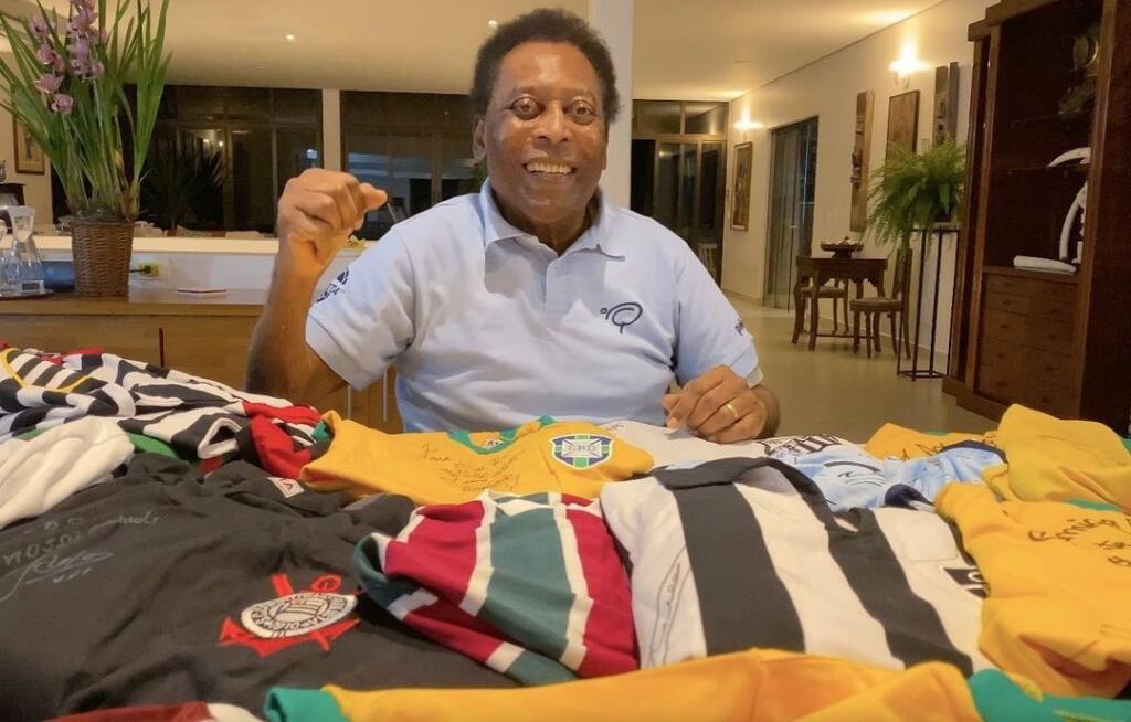 Pelé sa rozhodol cez svoju nadáciu pomáhať ľuďom postihnutých pandémiou koronavírusu. Organizoval aukciu s krásnymi dresmi futbalových hviezd, aby získal finančné prostriedky na pomoc ľuďom, ktorí našu podporu najviac potrebujú.