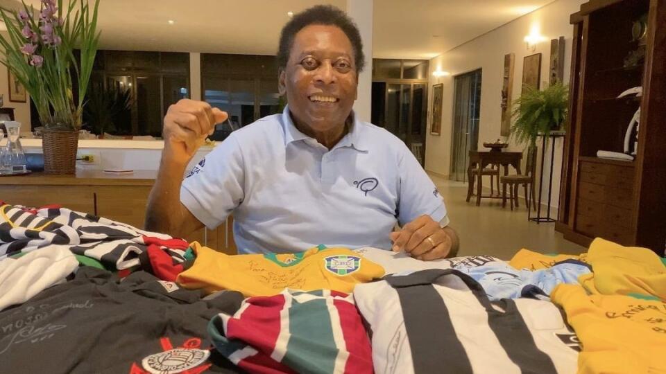 Pelé sa po operácii cíti už lepšie.