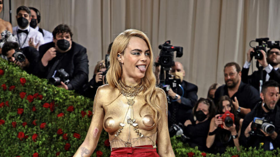 Tomu sa povie odvaha, modelka Cara Delevingne na Met Gala 2022.