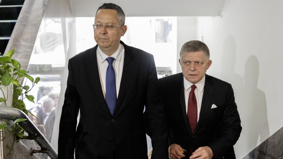 Na snímke vpravo predseda vlády SR Robert Fico (Smer-SD) počas návštevy Ministerstva financií SR v rámci kontrolného dňa a vľavo minister financií SR Ladislav Kamenický (Smer-SD) 21. mája 2025 v Bratislave. FOTO TASR - Martin Baumann