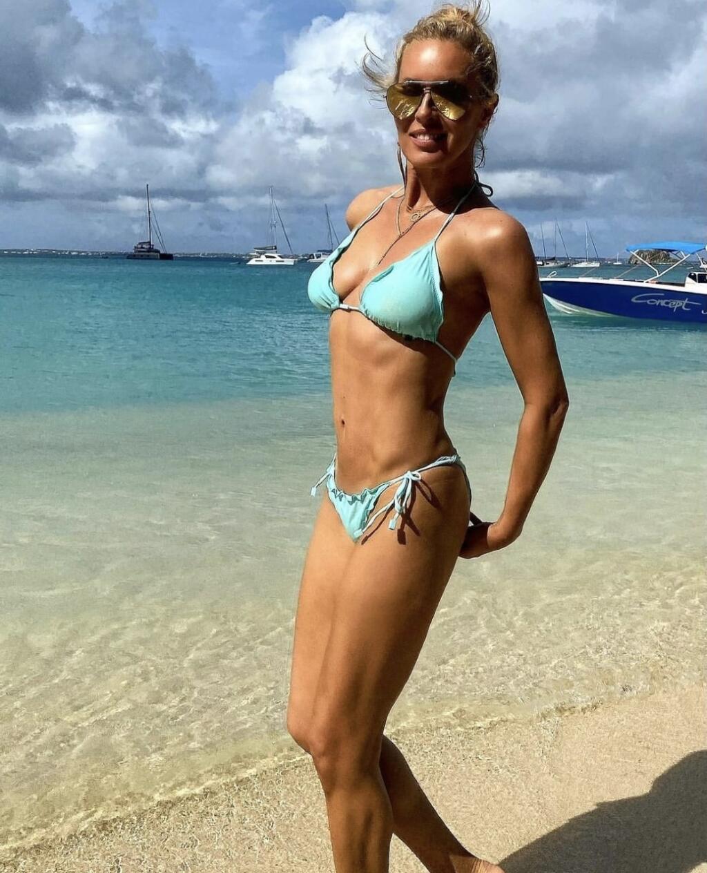 Simona má vyšportovanú postavu.