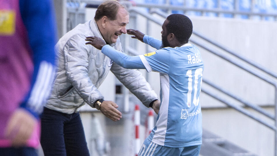 Na snímke sprava Ibrahim Rabiu (Slovan) a tréner Slovana Vladimír Weiss sa tešia po strelení  gólu v zápase 12. kola Fortuna ligy ŠK Slovan Bratislava - MFK Tatran Liptovský Mikuláš v Bratislave v nedeľu 24. októbra 2021. FOTO TASR - Pavel Neubauer
	
