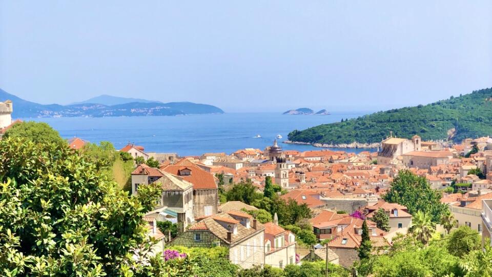 Výhľad na Staré mesto a tajomný ostrov Lokrum v Dubrovníku